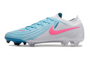 Chaussure de football Nike Phantom GX 2 Elite FG grise, bleue et rose.