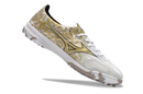 Chaussure de foot Mizuno Alpha TF blanche et dorée "Prism Gold Sérgio Ramos"