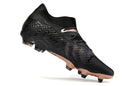 Chaussure de football Puma Future 7 FG, noir et bronze.