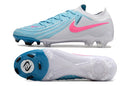 Chaussure de football Nike Phantom GX 2 Elite FG grise, bleue et rose.