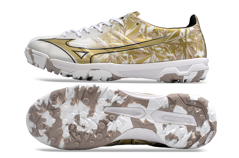 Chaussure de foot Mizuno Alpha TF blanche et dorée "Prism Gold Sérgio Ramos"