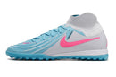 Chaussure de foot Nike Phantom Luna Elite TF, gris, bleu et rose.