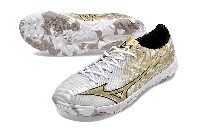 Chaussure de foot Mizuno Alpha TF blanche et dorée "Prism Gold Sérgio Ramos"