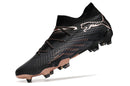 Chaussure de football Puma Future 7 FG, noir et bronze.