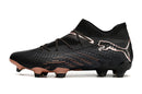 Chaussure de football Puma Future 7 FG, noir et bronze.