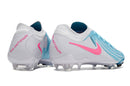 Chaussure de football Nike Phantom GX 2 Elite FG grise, bleue et rose.