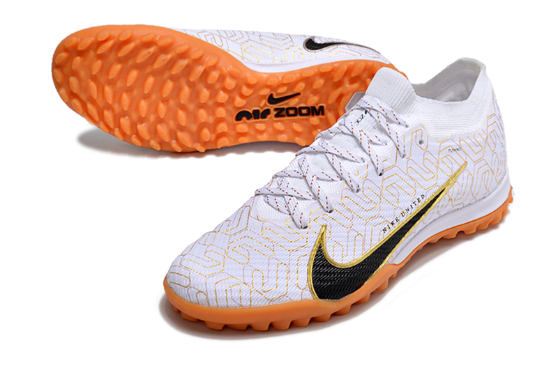 Chaussure de foot Nike Air Zoom Mercurial Vapor 15 Elite TF blanche et dorée "United Golden Pack"