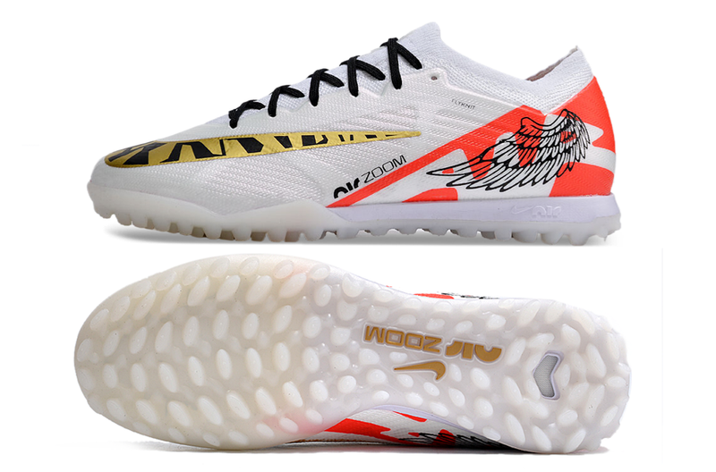 Chaussure de foot Nike Air Zoom Mercurial Vapor 15 Elite TF blanche et dorée.