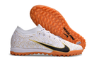 Chaussure de foot Nike Air Zoom Mercurial Vapor 15 Elite TF blanche et dorée "United Golden Pack"