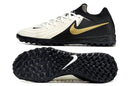 Chaussure de foot Nike Phantom GX 2 Elite TF noire, blanche et dorée "Mad Ready Pack"