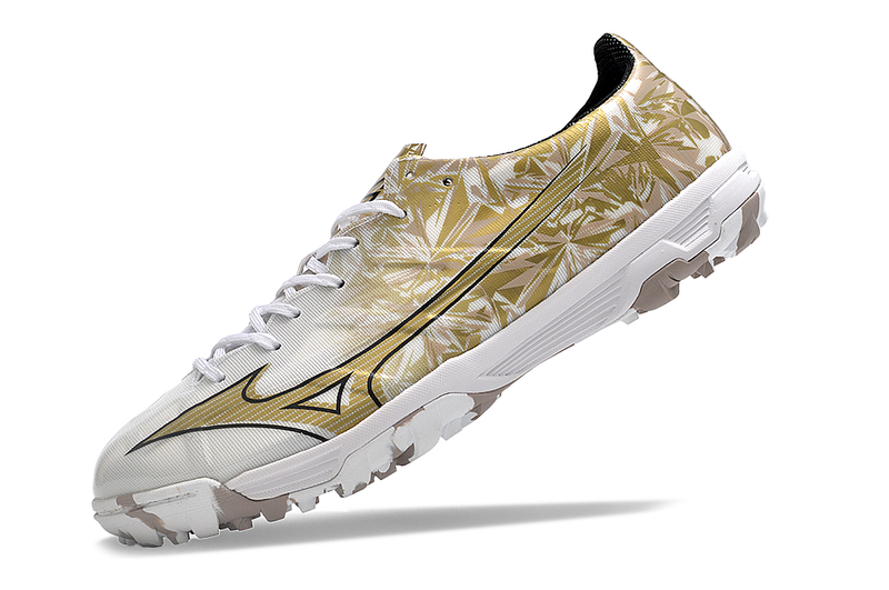 Chaussure de foot Mizuno Alpha TF blanche et dorée "Prism Gold Sérgio Ramos"
