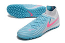 Chaussure de foot Nike Phantom Luna Elite TF, gris, bleu et rose.