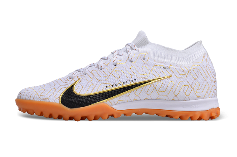Chaussure de foot Nike Air Zoom Mercurial Vapor 15 Elite TF blanche et dorée "United Golden Pack"