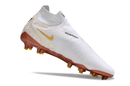 Chuteira Campo Nike Phantom GX DF Elite FG Branca e Dourado "United Golden Pack"