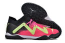 Chuteira Society Puma Future Ultimate TF Preta, Verde e Rosa "Tricks Pack"