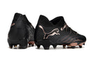 Chaussure de football Puma Future 7 FG, noir et bronze.